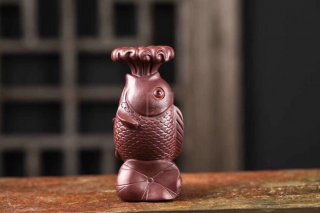 《魚(yú)躍龍門(mén)金魚(yú)》宜興紫泥壺收藏