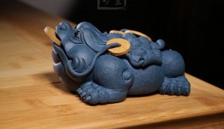 《招財(cái)進(jìn)寶》宜興紫砂壺手工茶壺茶具天青泥 《招財(cái)進(jìn)寶》宜興紫砂壺手工茶壺茶具天青泥