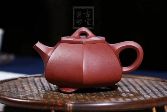 《三足六方石瓢》宜興工藝美術師手工紫砂壺石瓢全手工一廠紫泥泡茶壺 《三足六方石瓢》宜興工藝美術師手工紫砂壺石瓢全手工一廠紫泥泡茶壺