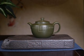 《魚樂》宜興工藝美術師手工紫砂壺茶壺具民國綠 《魚樂》宜興工藝美術師手工紫砂壺茶壺具民國綠