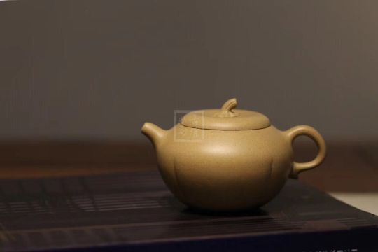 《小金瓜》宜興紫砂壺助理工藝美術師純手工茶具花器泡茶器本山段南瓜 《小金瓜》宜興紫砂壺助理工藝美術師純手工茶具花器泡茶器本山段南瓜