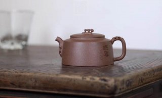《硯山壺》宜興紫砂壺實(shí)力派名家手工段泥竹井欄茶壺茶具 《硯山壺》宜興紫砂壺實(shí)力派名家手工段泥竹井欄茶壺茶具