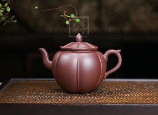 《荷趣》宜興紫砂壺助理工藝美術(shù)師手工茶壺茶具紫泥 《荷趣》宜興紫砂壺助理工藝美術(shù)師手工茶壺茶具紫泥