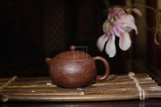 《荷韻西施》宜興實力派名家手工紫砂壺西施全手工紫泥泡茶壺 《荷韻西施》宜興實力派名家手工紫砂壺西施全手工紫泥泡茶壺